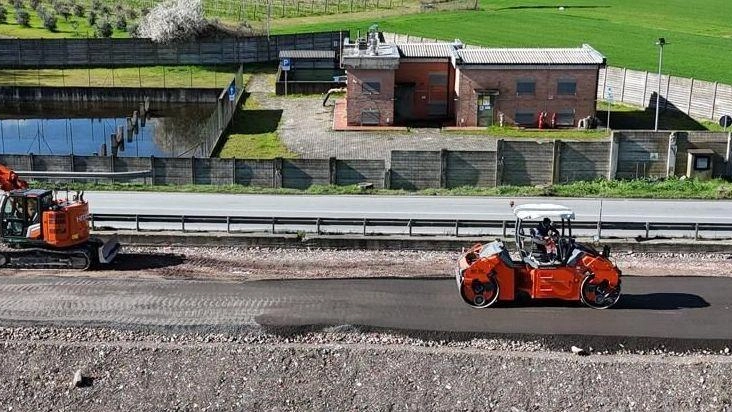Le operazioni di cantiere fra San Miniato e Fucecchio in una foto dall’alto Le operazioni di cantiere fra San Miniato e Fucecchio in una foto dall’alto