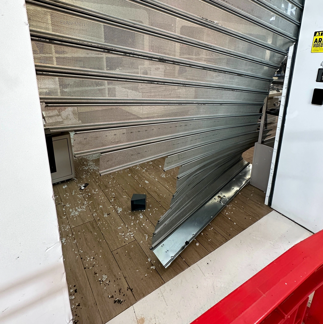 Un'auto è stata usata come ariete per sfondare l'ingresso (Foto Germogli)