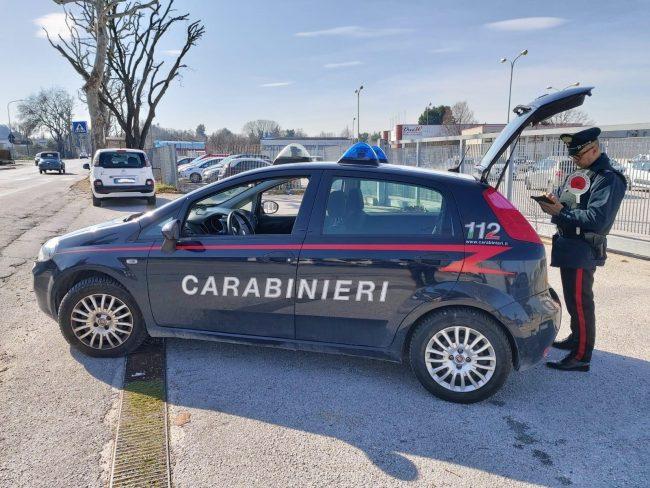 rubano alcolici al bar del circolo tennis di gubbio 2 giovani nei guai