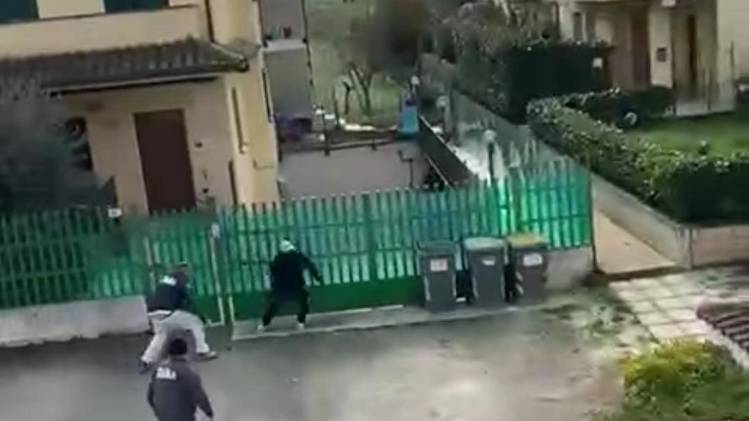 Un frame del video che riprende i ladri entrati in azione nella frazione di Camporoppolo e che ha fatto il giro dei social Un frame del video che riprende i ladri entrati in azione nella frazione di Camporoppolo e che ha fatto il giro dei social