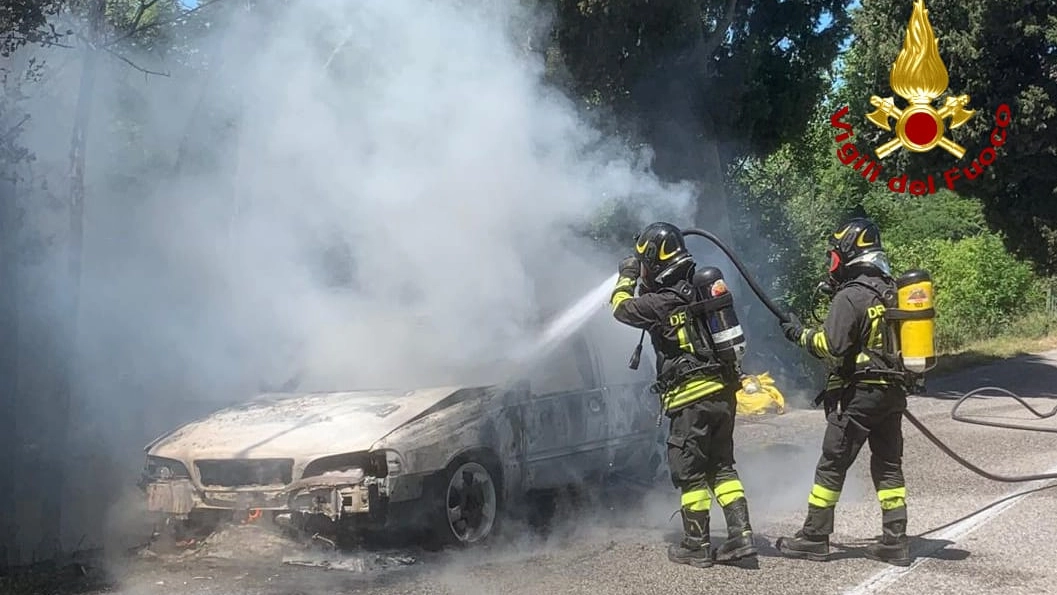 L'intervento dei vigili del fuoco per l'auto in fiamme a Narni L'intervento dei vigili del fuoco per l'auto in fiamme a Narni