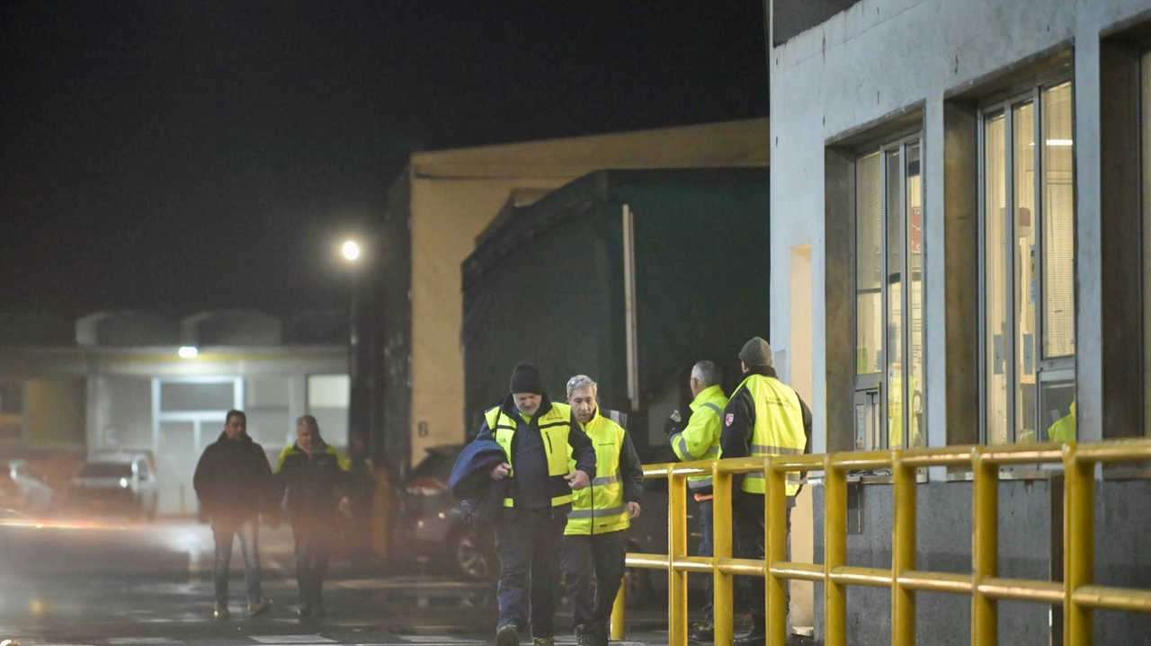 Capannori, il dolore dei lavoratori alla Smurfit Kappa di Lunata poco dopo la morte di Kaja Artan, operaio di 52 anni (foto Alcide) Capannori, il dolore dei lavoratori alla Smurfit Kappa di Lunata poco dopo la morte di Kaja Artan, operaio di 52 anni (foto Alcide)