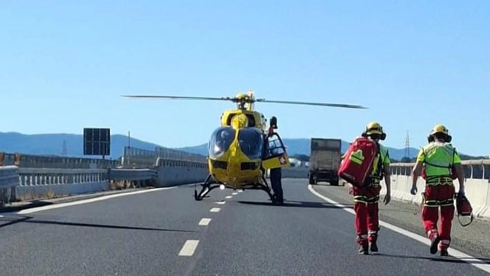 L'elicottero atterra sull'autostrada durante i soccorsi al 25enne, morto tra le lamiere L'elicottero atterra sull'autostrada durante i soccorsi al 25enne, morto tra le lamiere