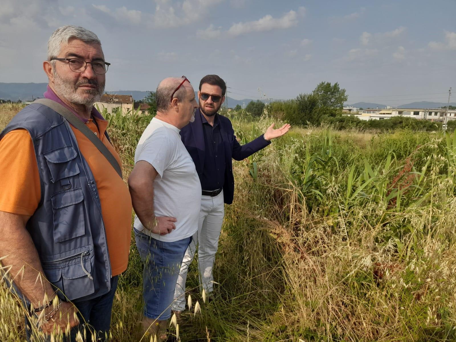 Cede un muretto nell’argine. Sopralluogo del sindaco sul Calice Cede un muretto nell’argine. Sopralluogo del sindaco sul Calice