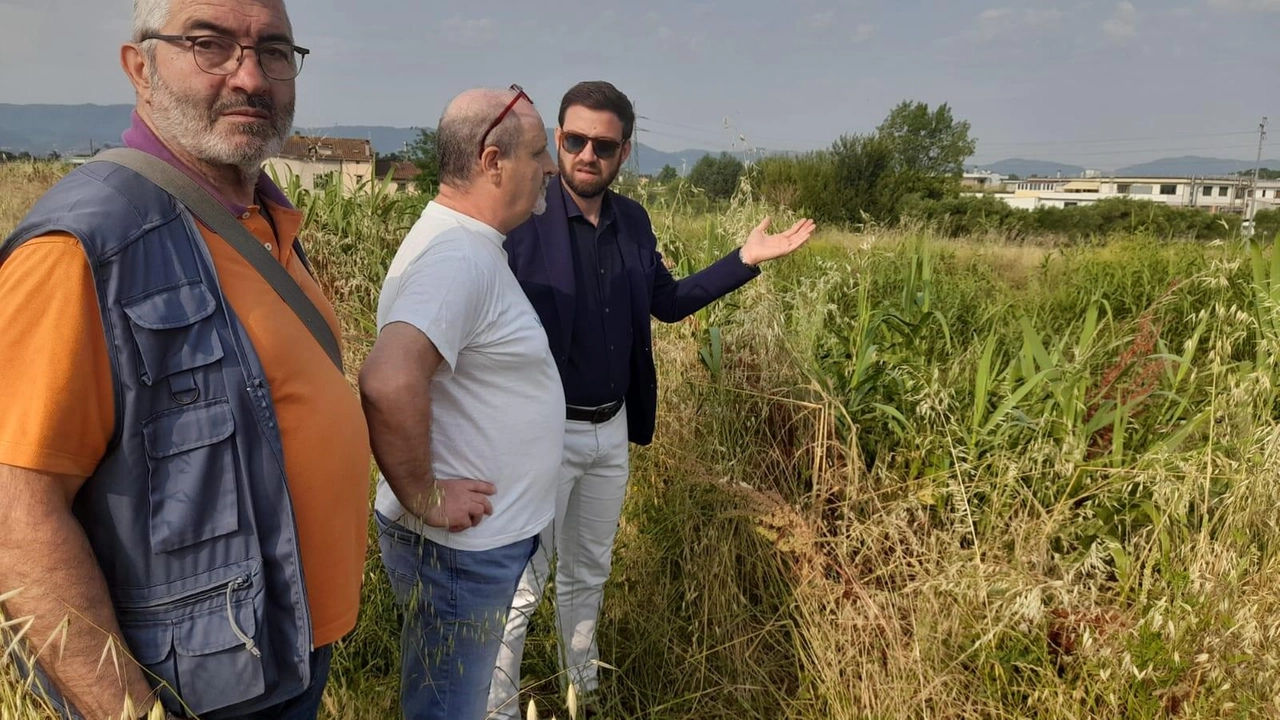 Il sindaco Benesperi durante il sopralluogo sul torrente Calice dove, dal dicembre 2023, è stato rilevato un cedimento del muretto alla base interna dell’argine