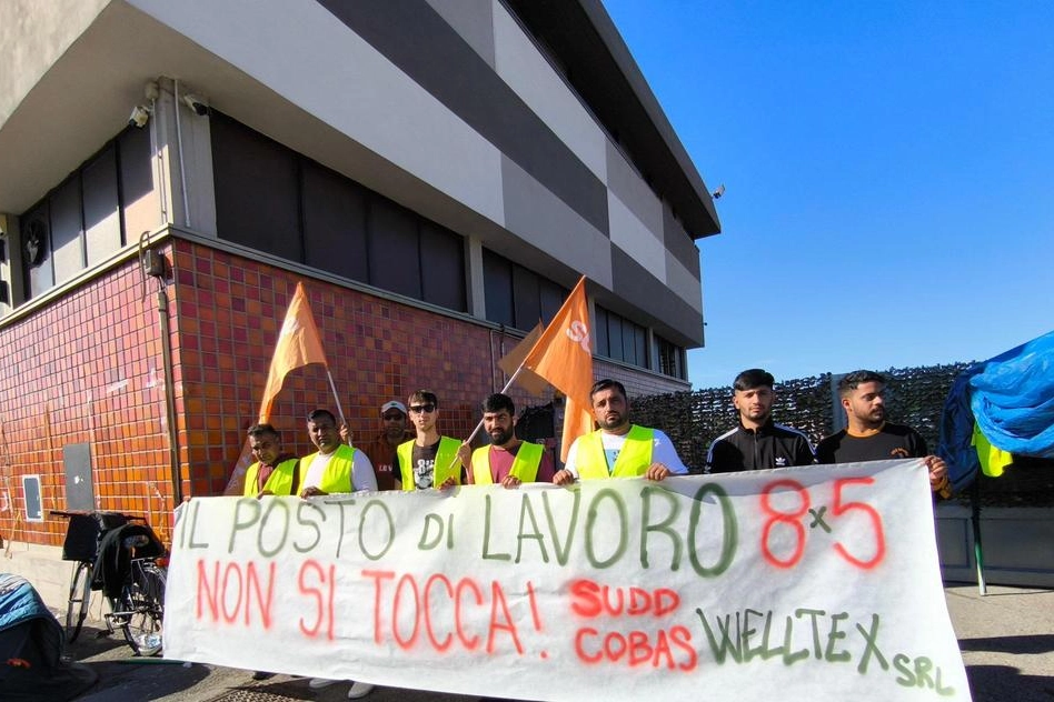I lavoratori iscritti al Sudd Cobas in presidio da due settimane davanti alla tessitura Welltex di via Galvani (foto Attalmi)