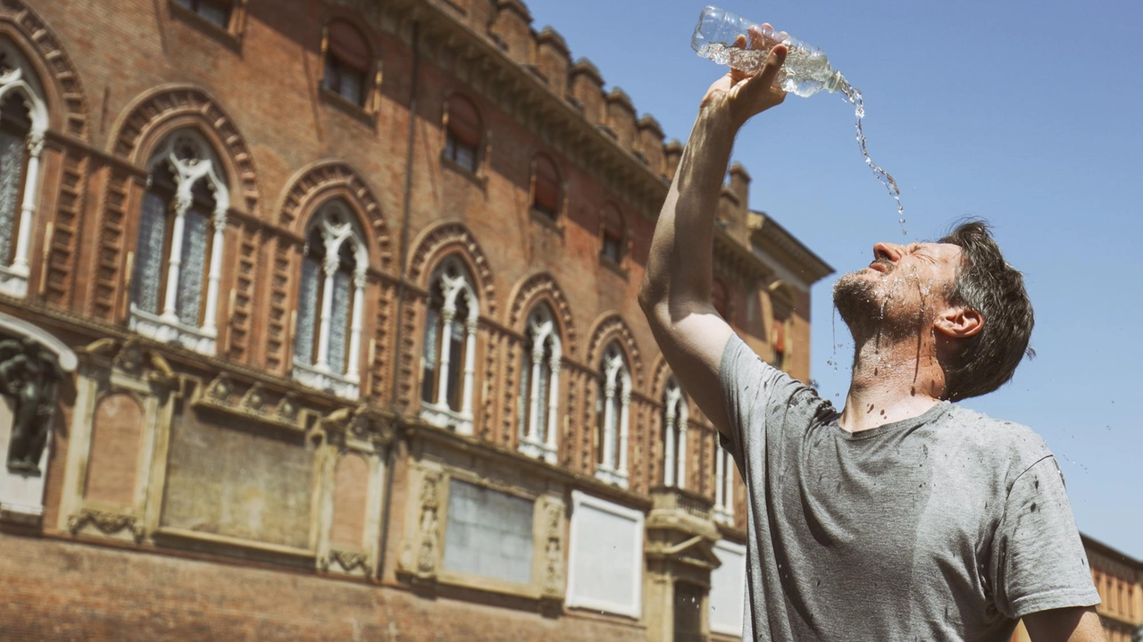 L'estate rovente continua a Montecatini Terme con temperature sopra la media e rischio di temporali di calore. Cambiamenti previsti dopo il 17 agosto, con possibilità di pioggia aumentate. Agosto 2024 potrebbe eguagliare il caldo record del 2003 in Toscana. L'estate rovente continua a Montecatini Terme con temperature sopra la media e rischio di temporali di calore. Cambiamenti previsti dopo il 17 agosto, con possibilità di pioggia aumentate. Agosto 2024 potrebbe eguagliare il caldo record del 2003 in Toscana.