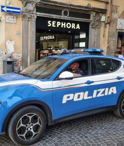 https://www.lanazione.it/image-service/view/acePublic/alias/contentid/YmZkOGFlNWUtZjNkZi00/0/furti-su-commissione-banda-ruba-profumi-costosi-in-carcere-due-georgiani.jpeg