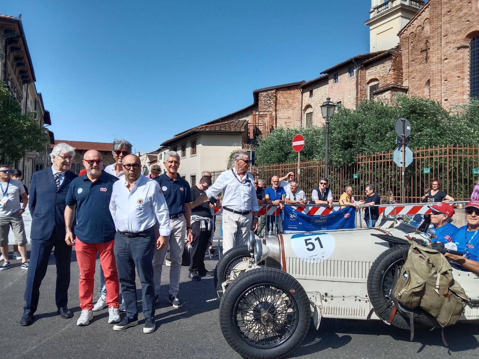 mille miglia un successo il passaggio da prato migliaia di appassionati lungo il percorso