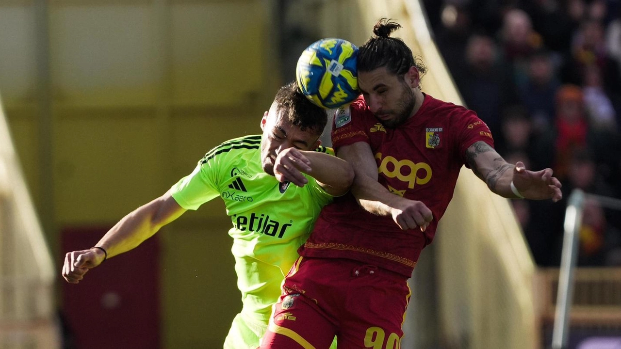 Un duello aereo fra Simone Canestrelli (24 anni) e Filippo Pittarello (28 anni). Foto gentilmente concessa da Pisa Sporting Club