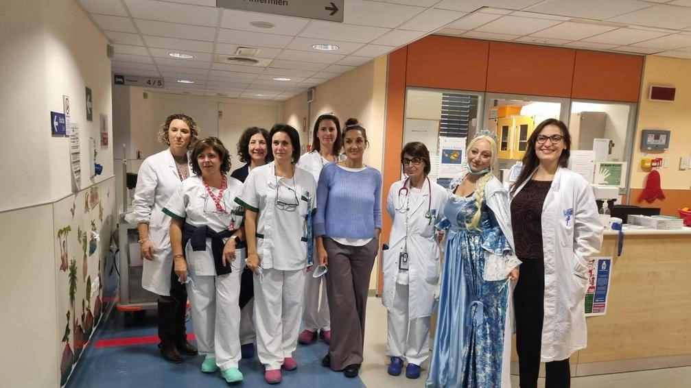 Il momento della visita di “Frozen“ ai piccoli ricoverati in Pediatria al San Luca, un momento che ha diffuso allegria e sapore delle feste Il momento della visita di “Frozen“ ai piccoli ricoverati in Pediatria al San Luca, un momento che ha diffuso allegria e sapore delle feste