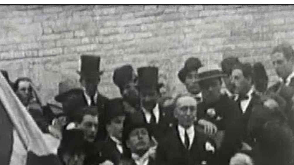 Mussolini (al centro con bombetta) sulle del Pretorio: Prato,. maggio ’25 Istituto Luce