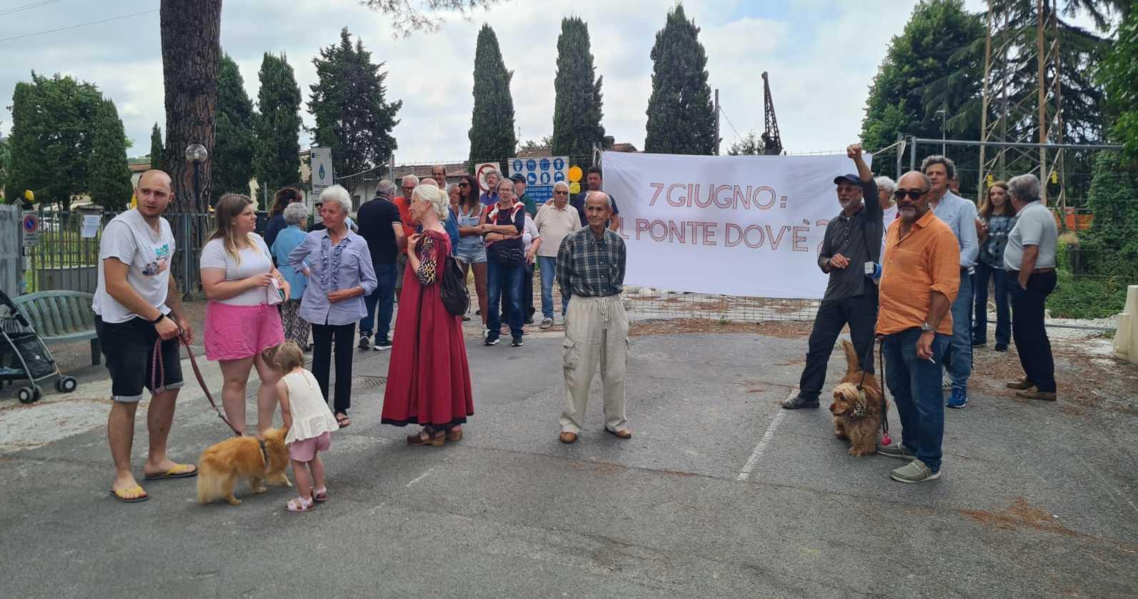 https://www.lanazione.it/image-service/view/acePublic/alias/contentid/YmZmNzAwMWEtMTMzMi00/0/il-calcandola-e-in-secca-ma-i-lavori-per-il-ponte-restano-ancora-fermi.jpeg