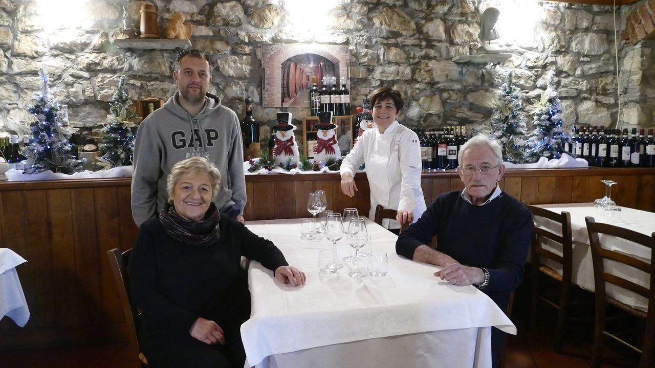 Gigliola Logli e Walter Pozzarini insieme ai figli Filippo e Clarissa alla guida del ristorante Logli sulla collina di Filettole Ristorante toscano, specializzato nella carne alla brace fu aperto da Mario Logli nel 1948 lì dove si trova ancora oggi