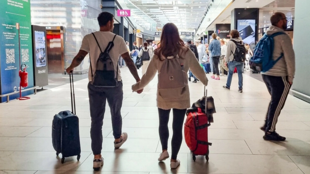 Viaggiatori (foto Ansa)