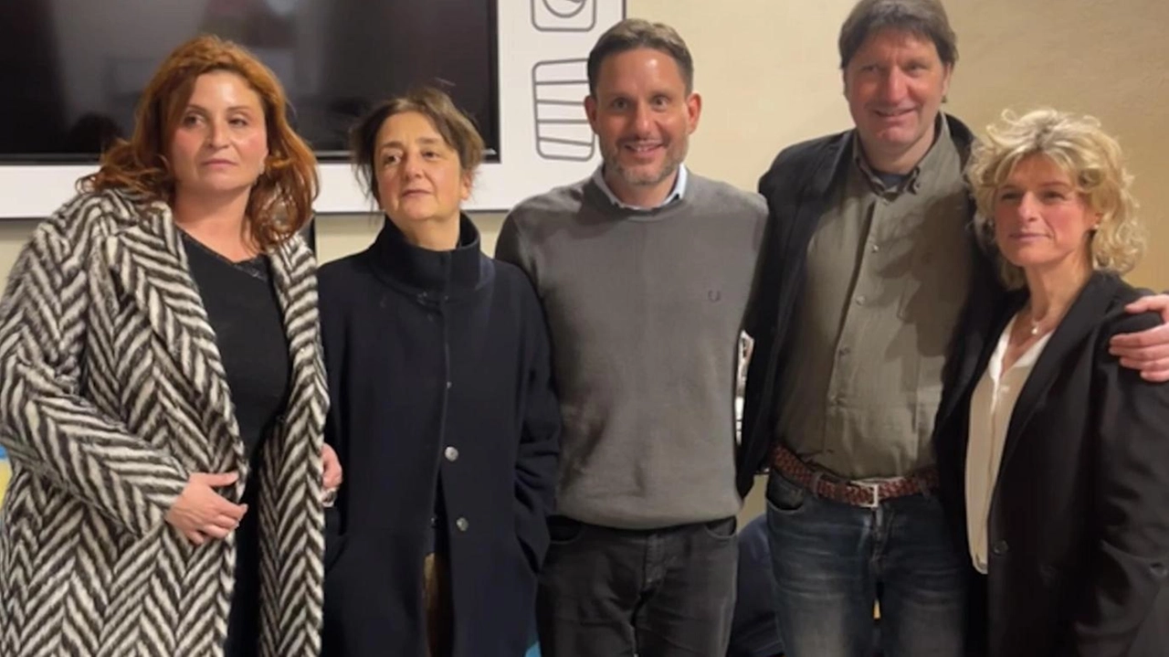 Il consigliere comunale Daniele Bianucci con don Simone Giuli, Marta Bonetti, Valeria Giglioli e Silvia Sarti Il consigliere comunale Daniele Bianucci con don Simone Giuli, Marta Bonetti, Valeria Giglioli e Silvia Sarti
