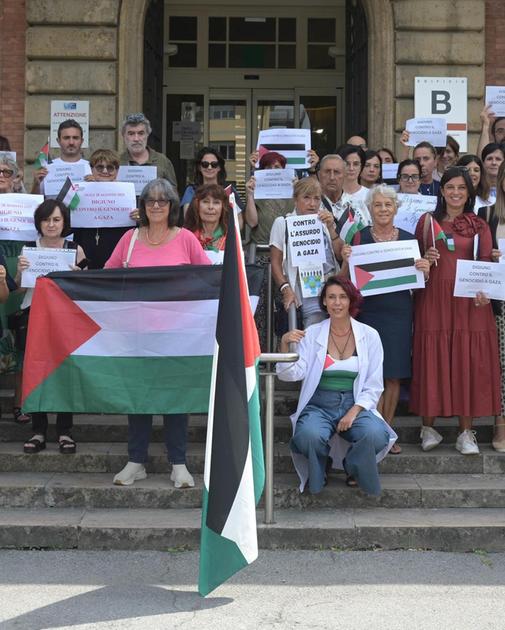 digiuno contro il genocidio a gaza tanti al fianco degli operatori sanitari