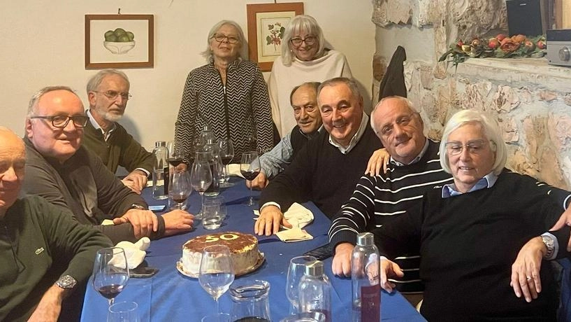 Ritrovo emozionante per ex compagni del Liceo Scientifico di Spoleto, 50 anni dopo la maturità. Pranzo per ricordare professori e compagni, con commozione per coloro che non sono più. Ritrovo emozionante per ex compagni del Liceo Scientifico di Spoleto, 50 anni dopo la maturità. Pranzo per ricordare professori e compagni, con commozione per coloro che non sono più.