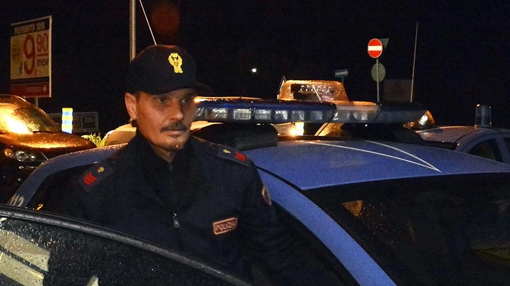 L’agguato è avvenuto alle 2,38 di notte: un orientale di 47 anni è stato colpito al braccio e alla spalla sinistra. E’ ricoverato in Rianimazione. Indagini della procura con la squadra mobile.