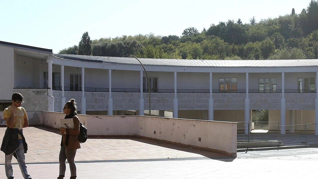 Nel tempo l’Emiciclo di San Miniato ha ospitato altre scuole della città Nel tempo l’Emiciclo di San Miniato ha ospitato altre scuole della città