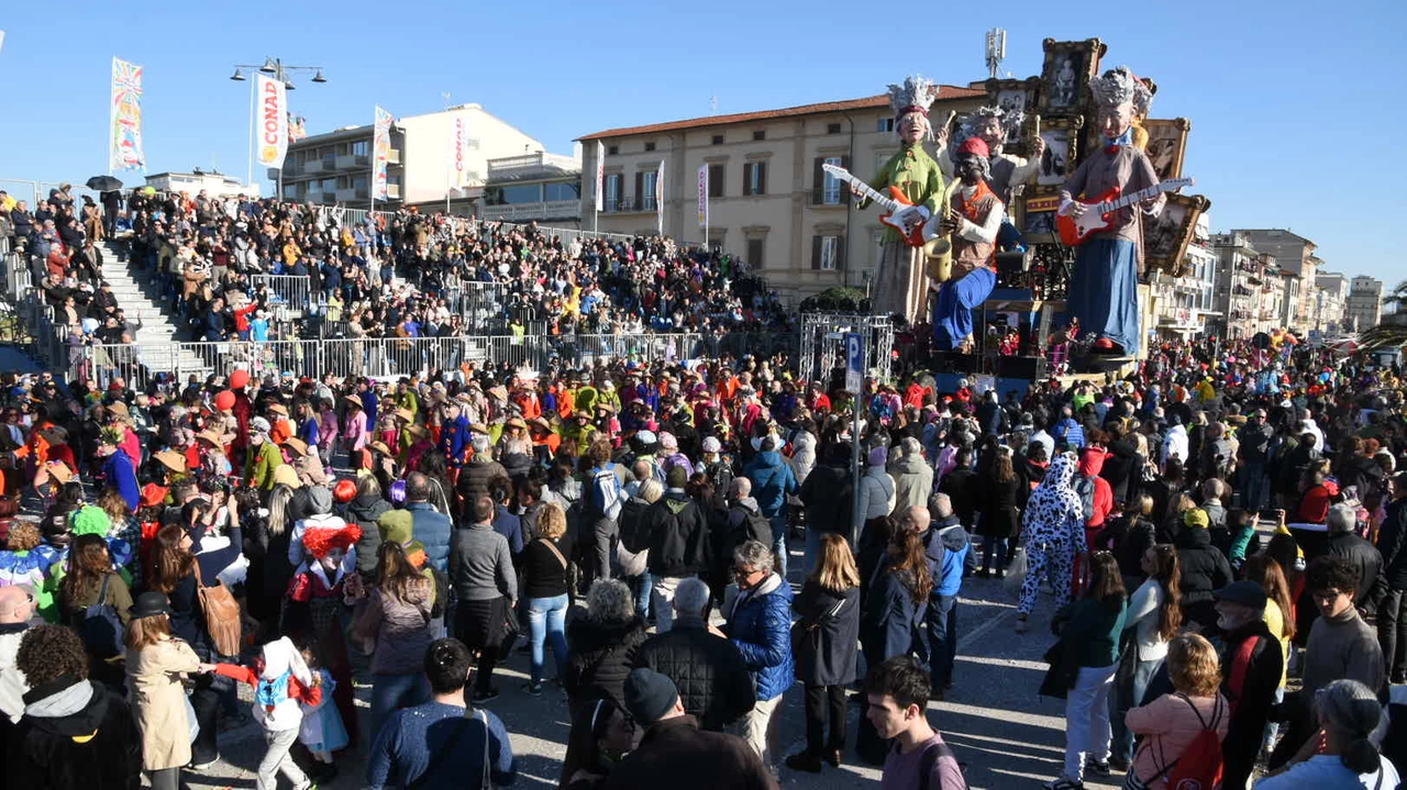 Si è conclusa una edizione record del Carnevale di Viareggio (Foto Umicini)
