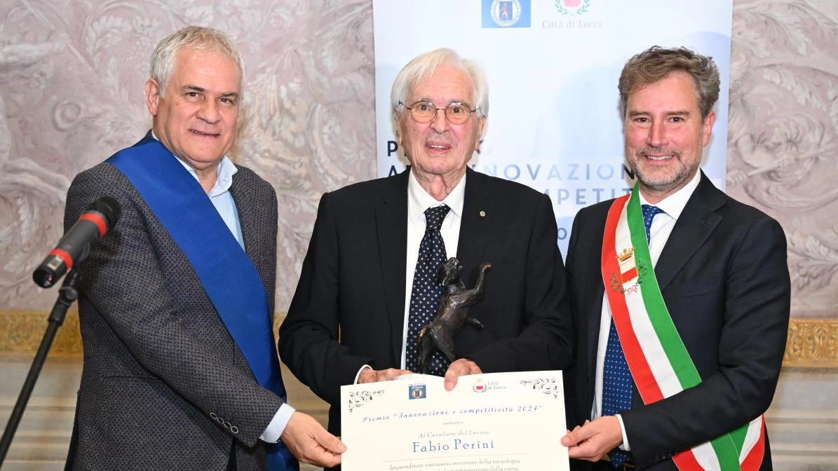 L’imprenditore e inventore Fabio Perini ieri all’Astra nel capoluogo si è commosso durante la cerimonia di consegna del premio L’imprenditore e inventore Fabio Perini ieri all’Astra nel capoluogo si è commosso durante la cerimonia di consegna del premio