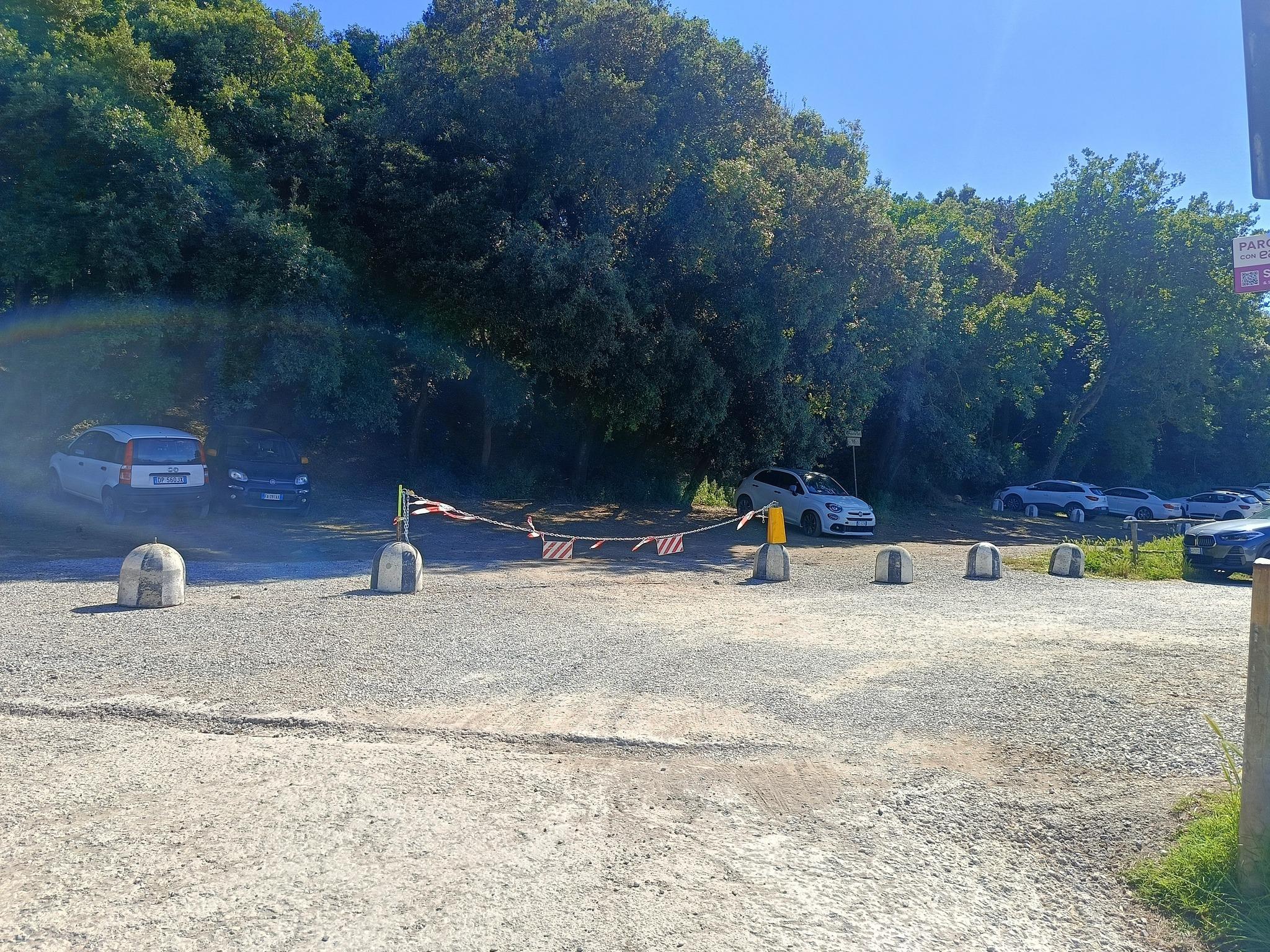 https://www.lanazione.it/image-service/view/acePublic/alias/contentid/YzA1YjFkY2MtMGVkYi00/0/i-panettoni-installati-nel-parcheggio-della-fontina-a-baratti-che-hanno-tolto-alluso-turistico-circa-la-meta-dellarea.jpeg