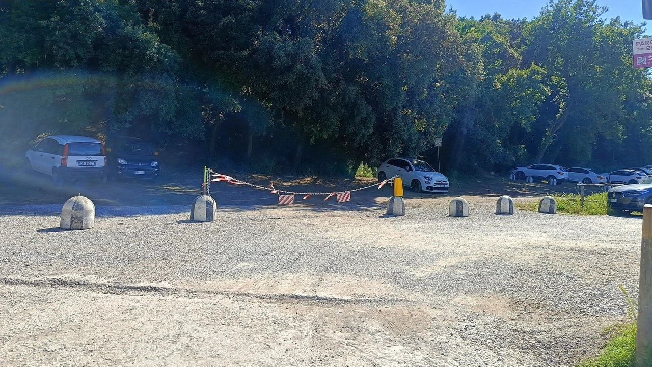 I ’panettoni’ installati nel parcheggio della Fontina a Baratti che hanno tolto all’uso turistico circa la metà dell’area I ’panettoni’ installati nel parcheggio della Fontina a Baratti che hanno tolto all’uso turistico circa la metà dell’area