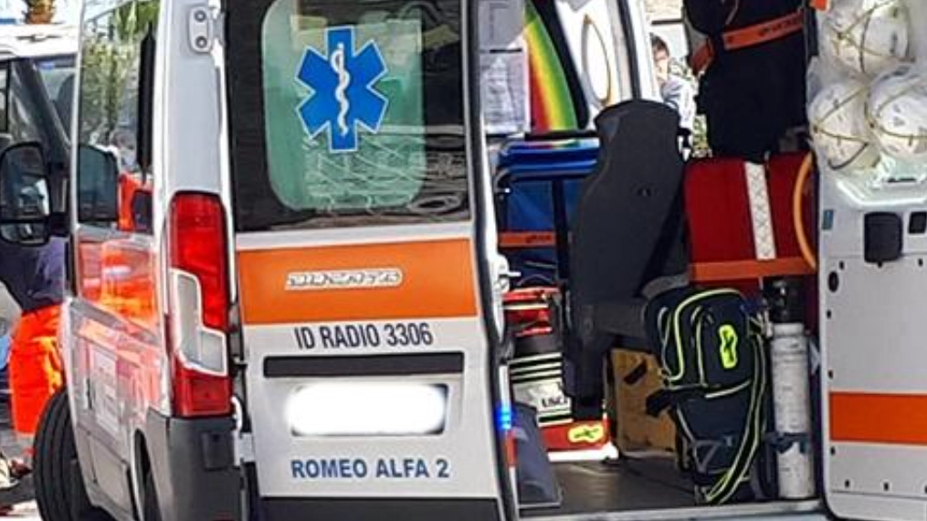 Un'ambulanza in una foto di repertorio. Inutile ogni tentativo di rianimazione per l'uomo poi morto in hotel Un'ambulanza in una foto di repertorio. Inutile ogni tentativo di rianimazione per l'uomo poi morto in hotel