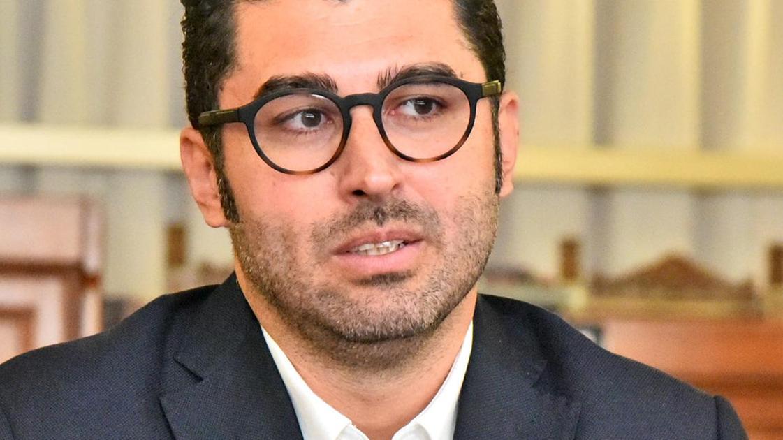 Valzer in giunta comunale. Escono Goti e Boscaglia. Entrano Droghini e Marrini
