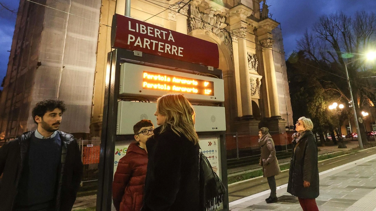 Ancora pochi quelli che viaggiano sulla tratta per San Marco. Sono studenti, lavoratori e turisti. La fermata più trafficata è il Parterre. . Ancora pochi quelli che viaggiano sulla tratta per San Marco. Sono studenti, lavoratori e turisti. La fermata più trafficata è il Parterre. .
