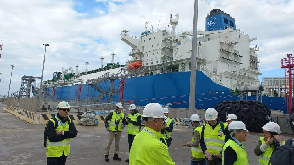 La nave rigassificatrice di Snam Italis Lng Livorno ormeggiata nel porto di Piombino