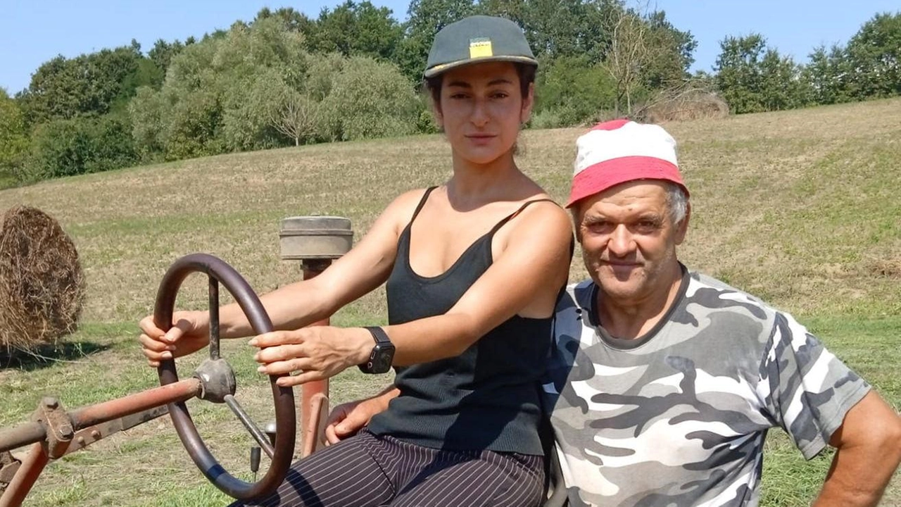 Francesca Bongi insieme al padre Antonio al lavoro nei campi. Qui sopra è alla guida di una macchina ranghinatrice. Andrà al Salone del gusto di Torino Francesca Bongi insieme al padre Antonio al lavoro nei campi. Qui sopra è alla guida di una macchina ranghinatrice. Andrà al Salone del gusto di Torino