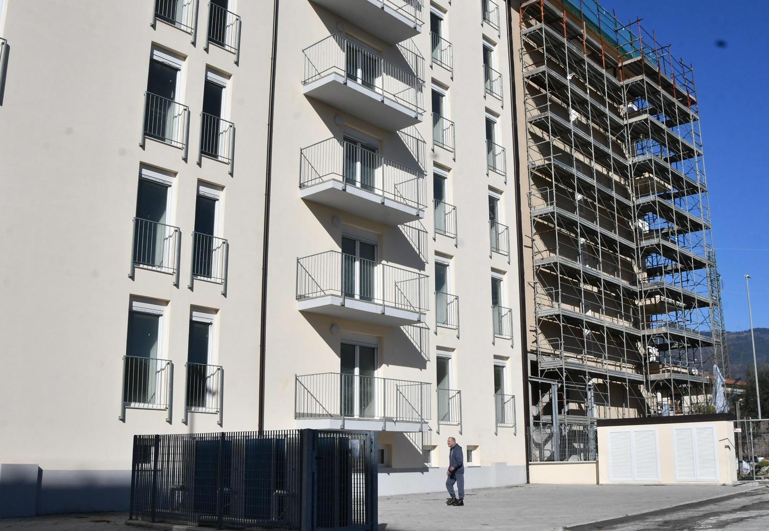 https://www.lanazione.it/image-service/view/acePublic/alias/contentid/YzA3YzlmNGUtYWY0OS00/0/nuova-palazzina-di-via-pisacane-la-parte-privata-ancora-da-finire-nessuno-ci-viene-in-soccorso.jpeg