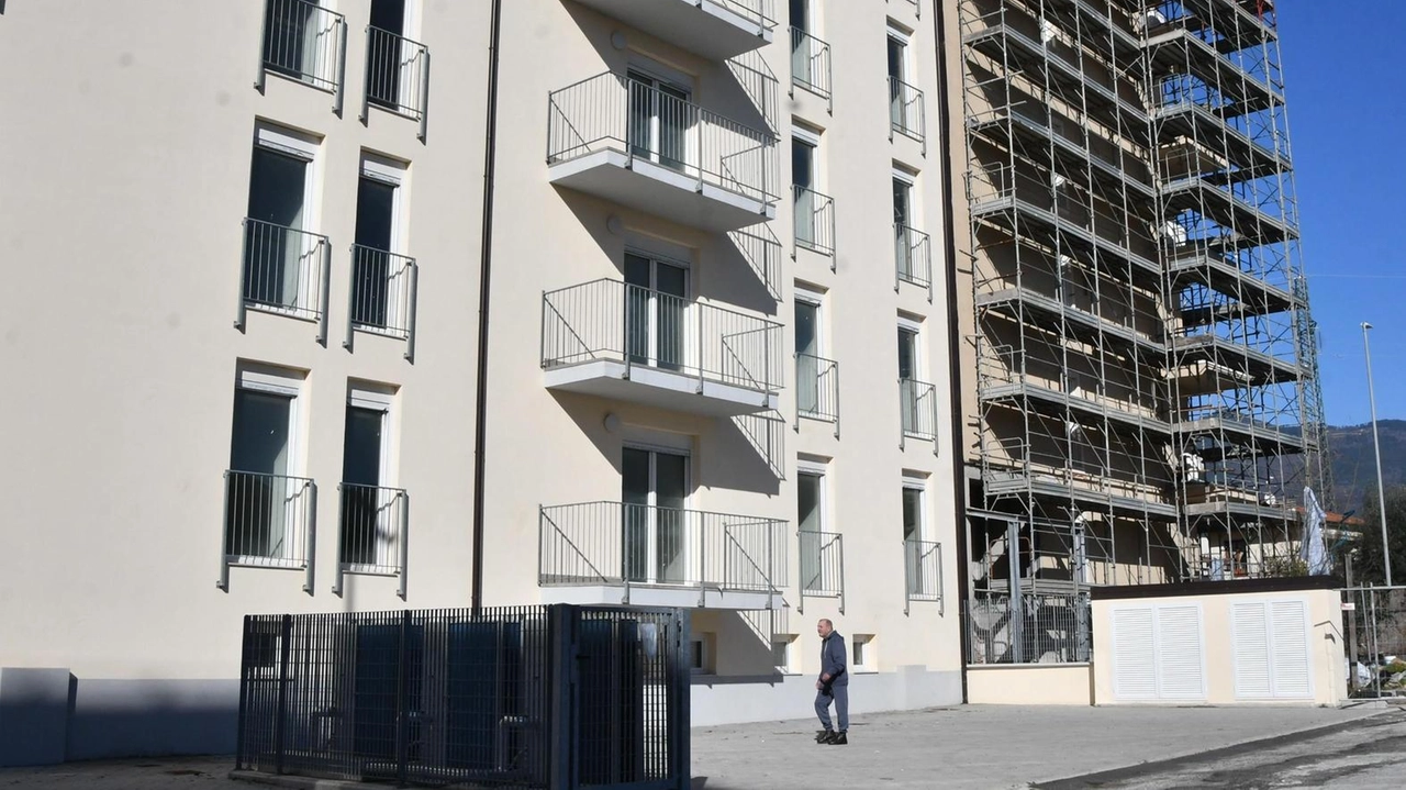 Nuova palazzina di via Pisacane. La parte ’ privata’ ancora da finire: "Nessuno ci viene in soccorso"