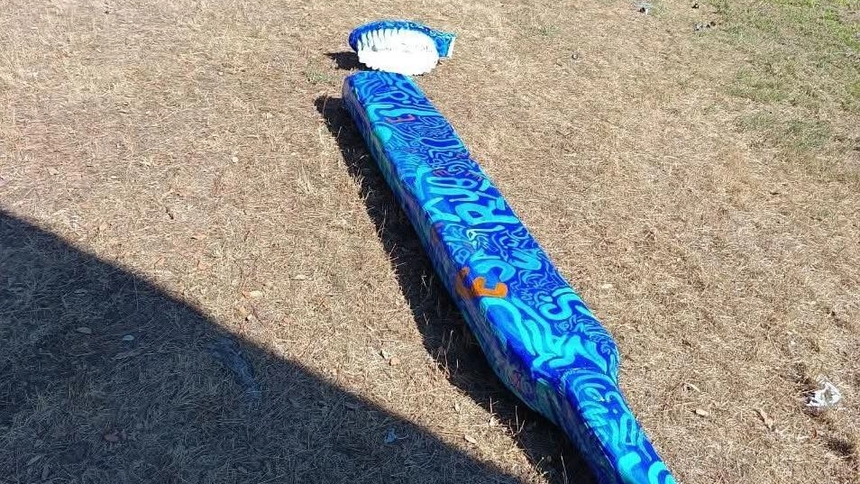 L’installazione in cartapesta «Omaggio-Oluglio» realizzata in memoria di Gigi Blù, alter ego di Mario Giannelli, inaugurata pochi giorni fa in occasione della riapertura del Museo Popolare Gïåk Vërdün sul Viale dei Tigli, è stata danneggiata soltanto poche ore dopo la sua posa
