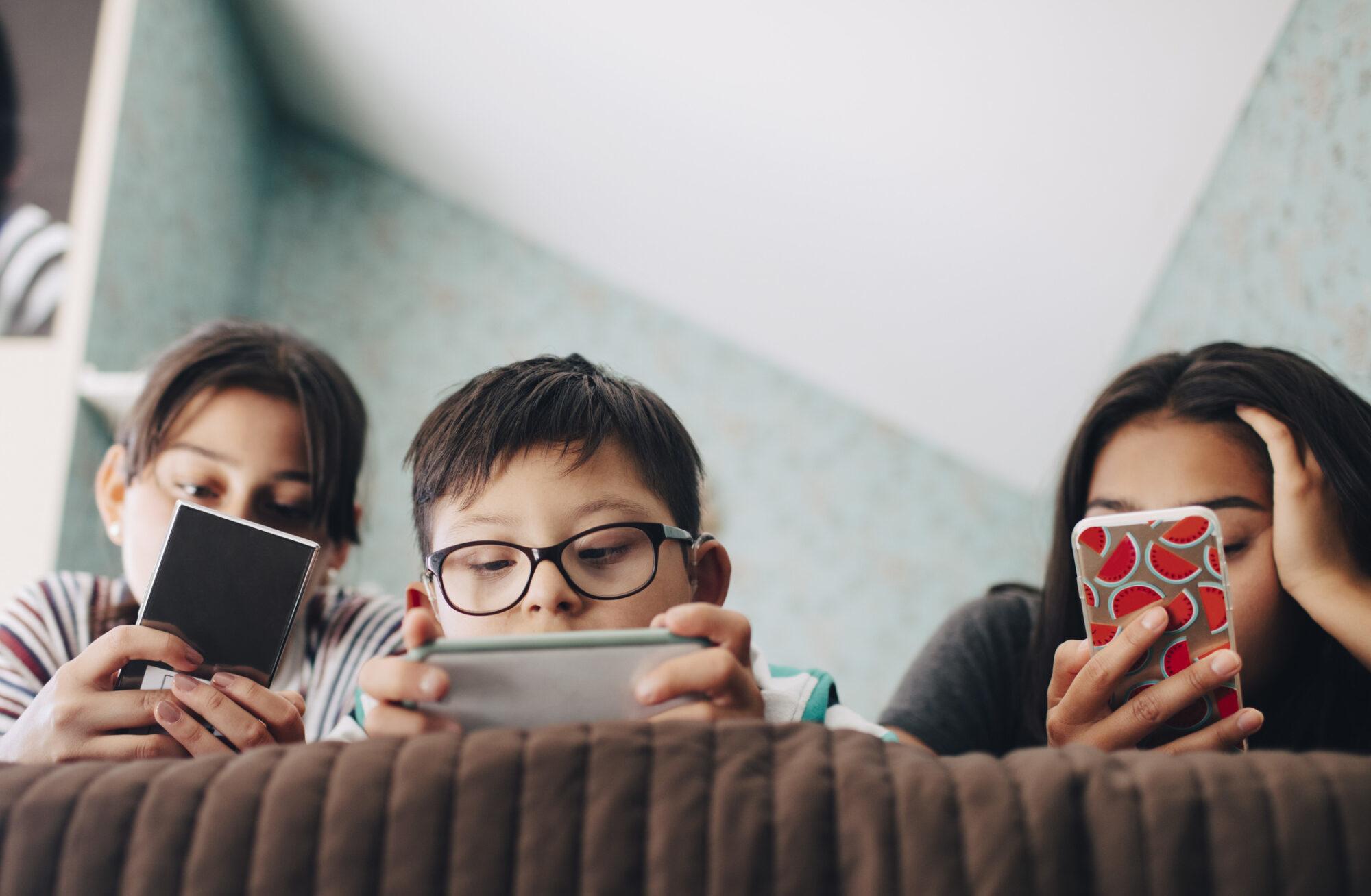 L’infanzia "digitale". Sempre più problematico il rapporto tra i bambini e l’universo della rete L’infanzia "digitale". Sempre più problematico il rapporto tra i bambini e l’universo della rete