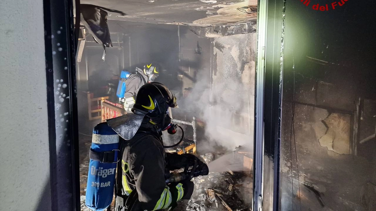 L'intervento dei vigili del fuoco nel bar di Foligno