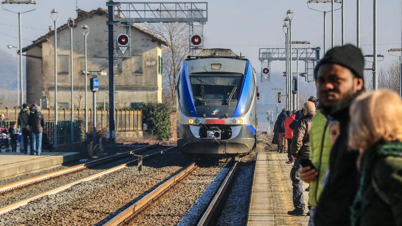 Pendolari aspettano il treno sulla Faentina, la linea che insieme a quella di Pontassieve, porta a Borgo Pendolari aspettano il treno sulla Faentina, la linea che insieme a quella di Pontassieve, porta a Borgo