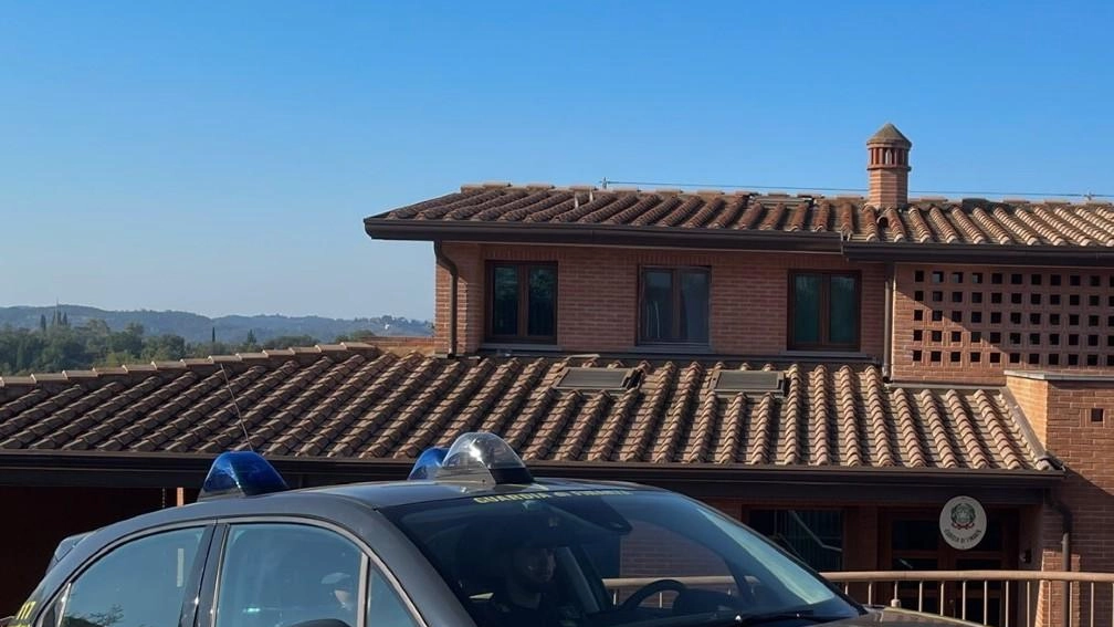 Una pattuglia della guardia di finanza di fronte alla sede della compagnia Una pattuglia della guardia di finanza di fronte alla sede della compagnia