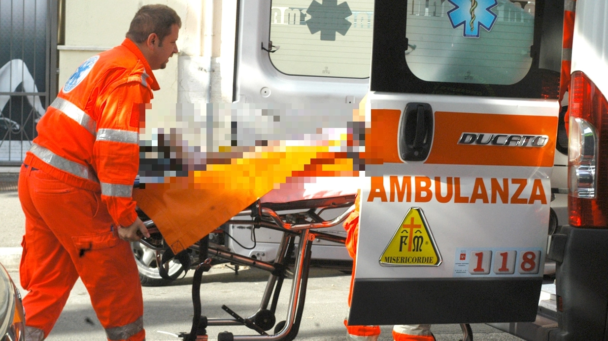 L’intervento di un’ambulanza inviata dal 118 (foto d’archivio)