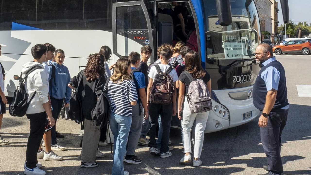 La campagna abbonamenti per studenti delle scuole superiori a Perugia conferma tariffe invariate e mancanza di rateizzazione. Solo Terni e Narni offrono sconti significativi. Busitalia potenzia servizi per ridurre attese. La campagna abbonamenti per studenti delle scuole superiori a Perugia conferma tariffe invariate e mancanza di rateizzazione. Solo Terni e Narni offrono sconti significativi. Busitalia potenzia servizi per ridurre attese.