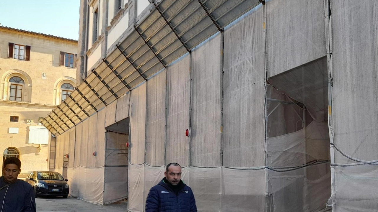 A causa dei distacchi di pietra serena, le colonne erano state ingabbiate . Adesso il restauro le ha messe in sicurezza e a giorni verranno "liberate". . A causa dei distacchi di pietra serena, le colonne erano state ingabbiate . Adesso il restauro le ha messe in sicurezza e a giorni verranno "liberate". .
