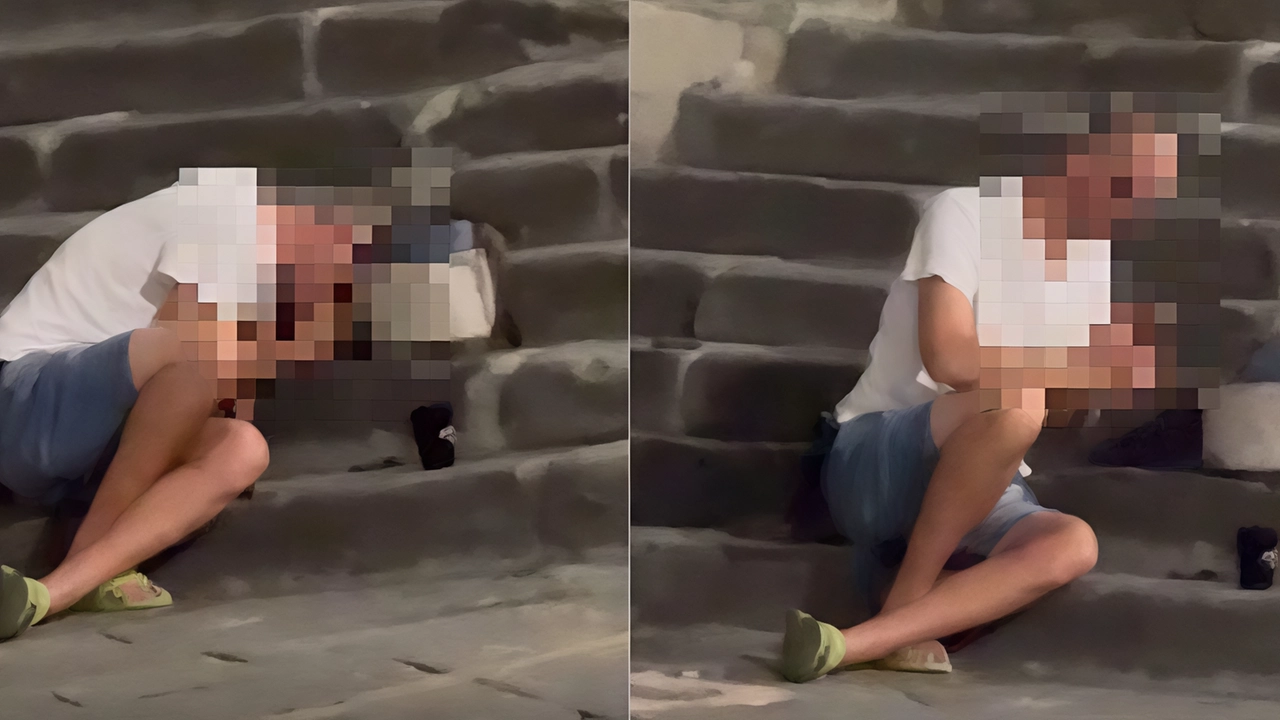 Due fermi immagine del video che circola sui social. Un uomo sembra assumere cocaina sulle scalinate nel centro di Cortona Due fermi immagine del video che circola sui social. Un uomo sembra assumere cocaina sulle scalinate nel centro di Cortona