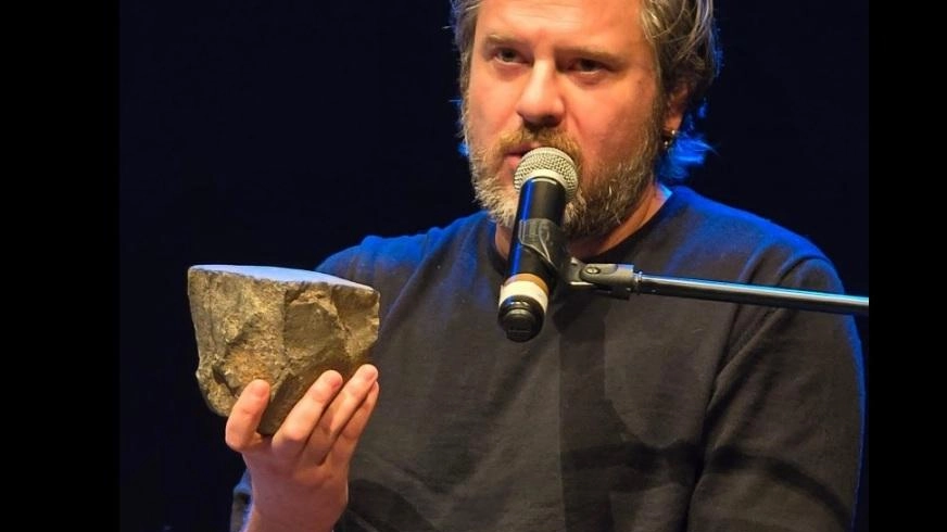 In una stagione caratterizzata da spettacoli accolti sempre con il sold out, al Teatro Manini è il giorno di Edoardo...
