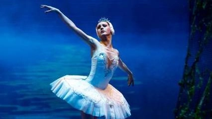 Obengül Polen, stella della danza classica internazionale, interpreta ’Il lago dei cigni’ domenica a Firenze