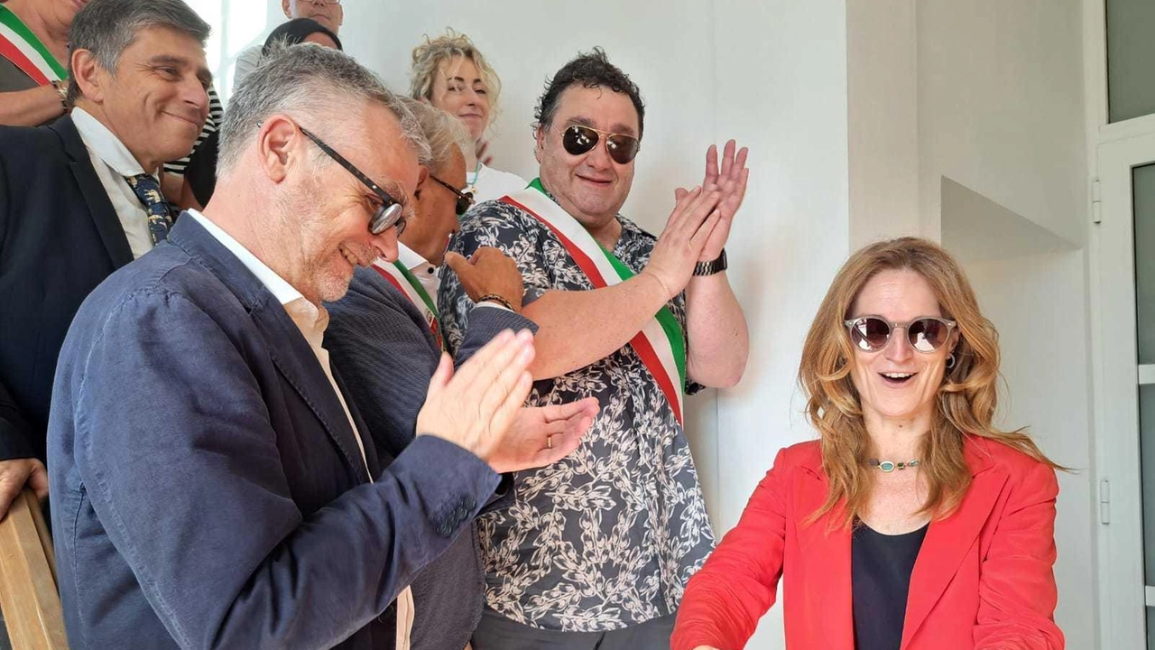Marzia Sandroni taglia il nastro durante la cerimonia di ieri a Rassina