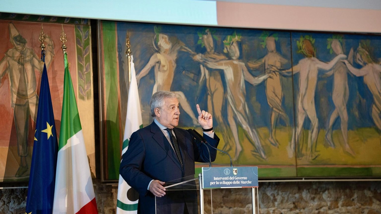 IL ministro parla in Transatlantico alla Camera
