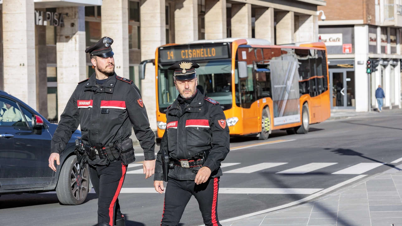 Carabinieri pattugliano le strade (foto di repertorio) Carabinieri pattugliano le strade (foto di repertorio)