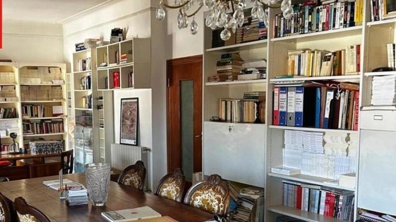 La nuova sede della Casa editrice Transeuropa in via del Pomario 2 a Massa e, sotto, il direttore editoriale Giulio Milani
